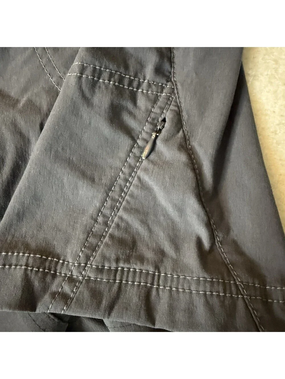 Athleta Women’s Size 6 Gray Hiking Travel Shorts Zip Pockets Stretch